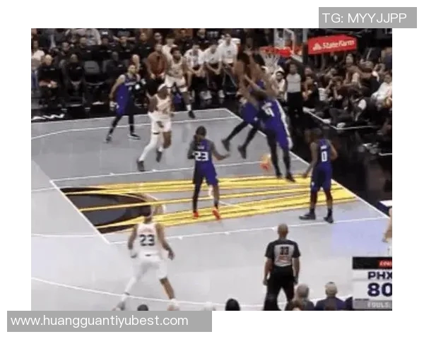 小南斯篮下强势进攻旱地拔葱单臂暴扣展现霸主风范